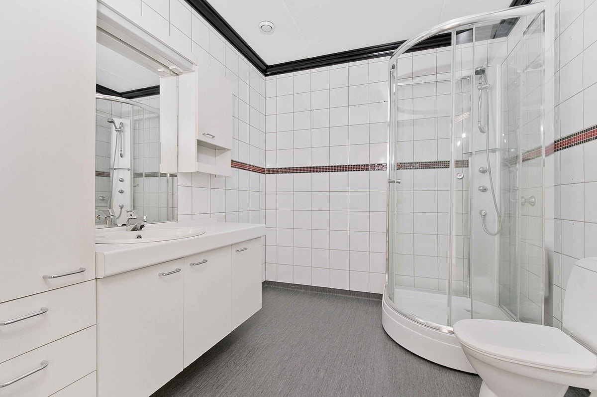 Bad med dusjkabinett Galleribilde