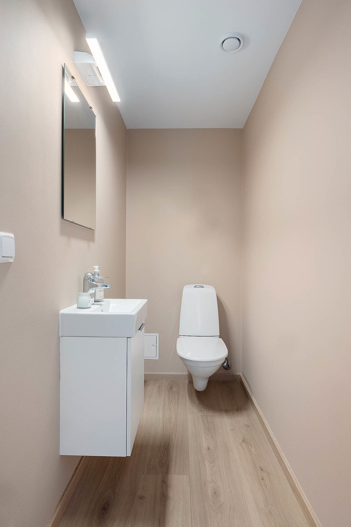 Separat toalettrom tilknyttet entreen, med toalett og servant. Perfekt for gjester. Galleribilde