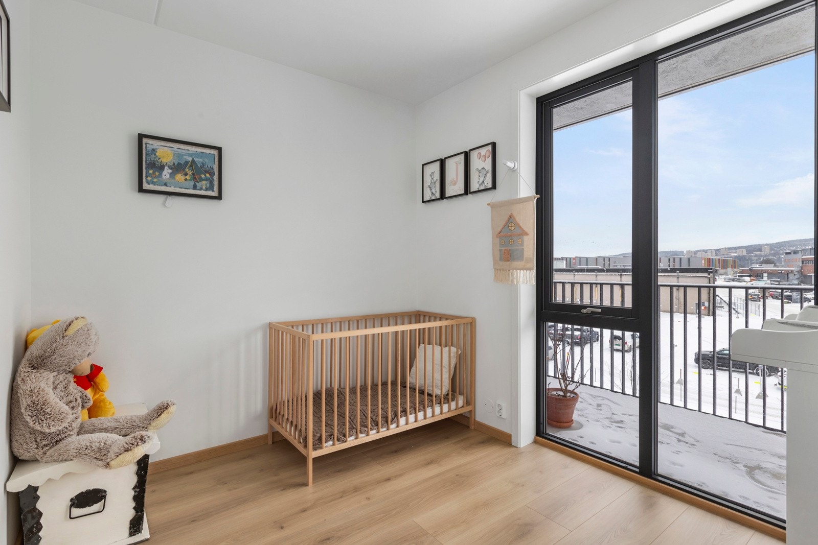 Romslig soverom med plass til seng, nattbord og garderobeløsning. Galleribilde