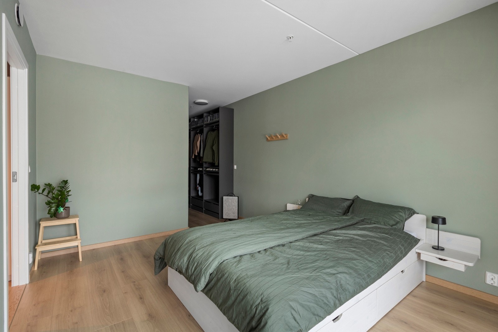 Her har du et praktisk hjørne i rommet med plass til garderobeløsning med walk in følelse. Galleribilde