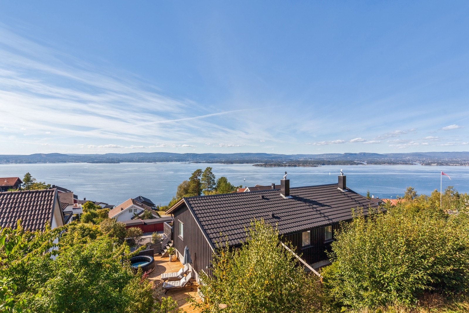 Svært attraktiv beliggenhet på Nesodddens vestside. Se video om eiendommen, link nede til venstre på bildene. Galleribilde