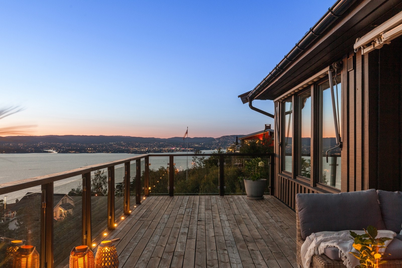 Sol fra tidlig morgen og til de siste røde lysstrålende sent på kveld. Galleribilde