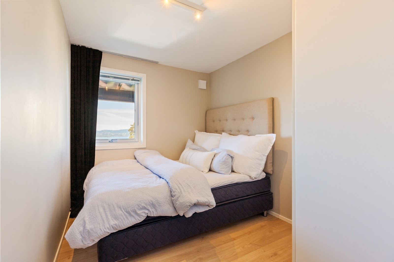 To av soverommene er i direkte tilknytning, slik at dette blir en fin barne- og ungdomsavdeling. Galleribilde