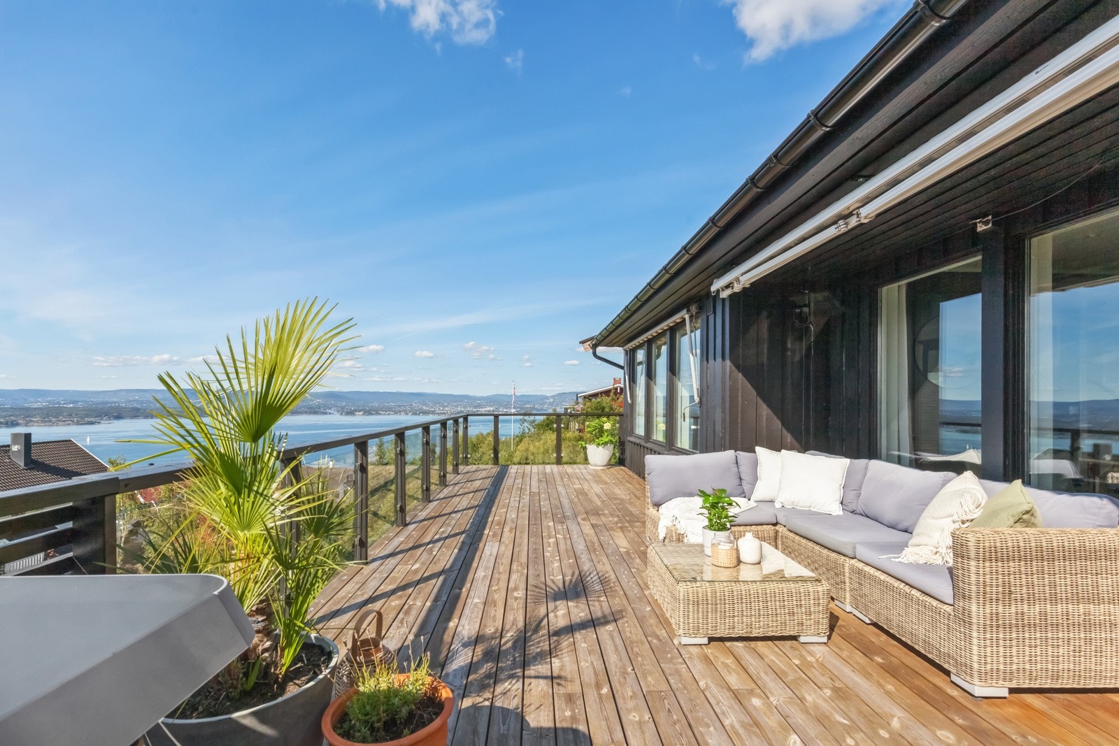 Det er god plass til ønsket møblement. Her har selger valgt romslige utemøbler for ekstra komfort. Galleribilde