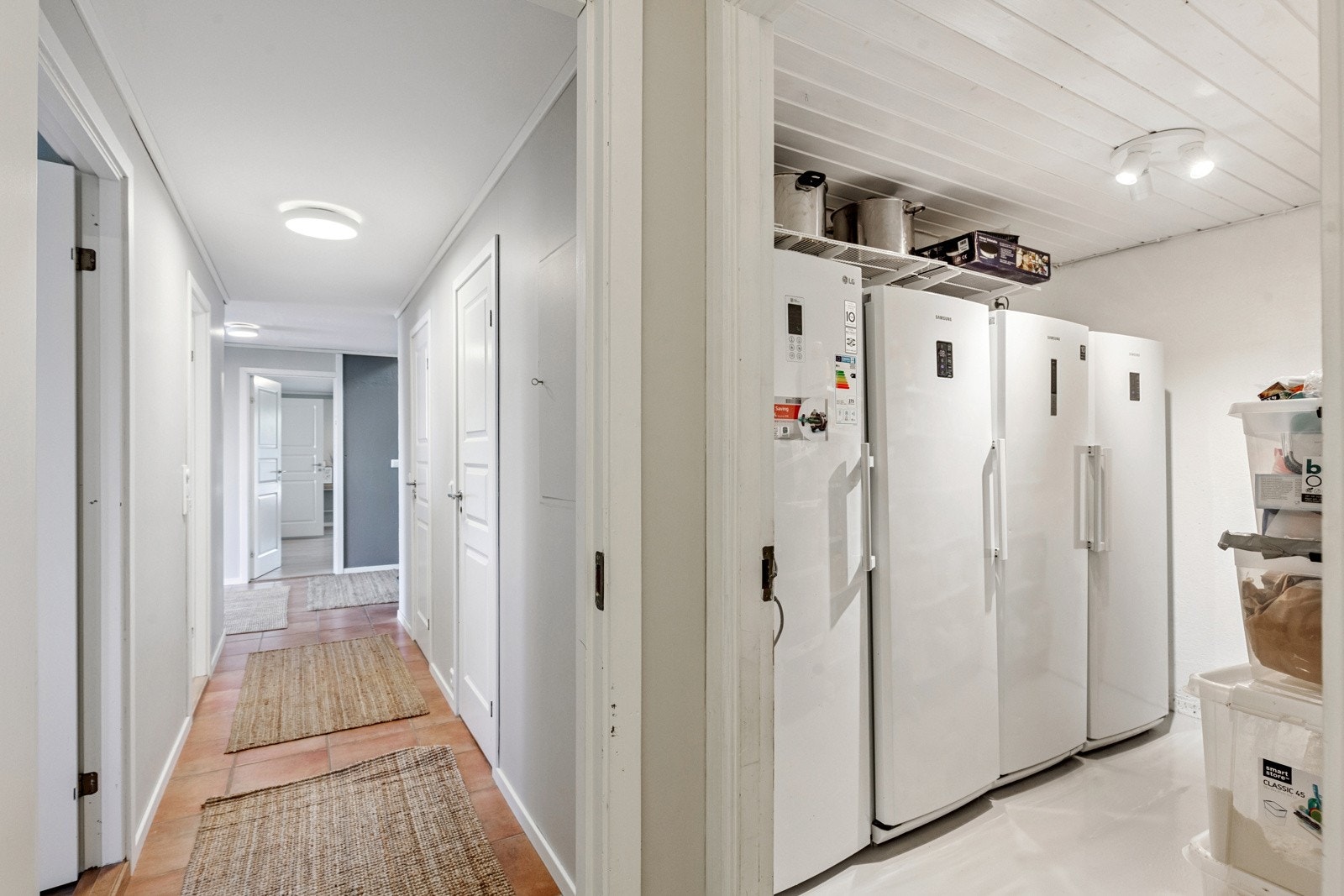 Her er det god plass til både daglig ferdsel og oppbevaring Galleribilde