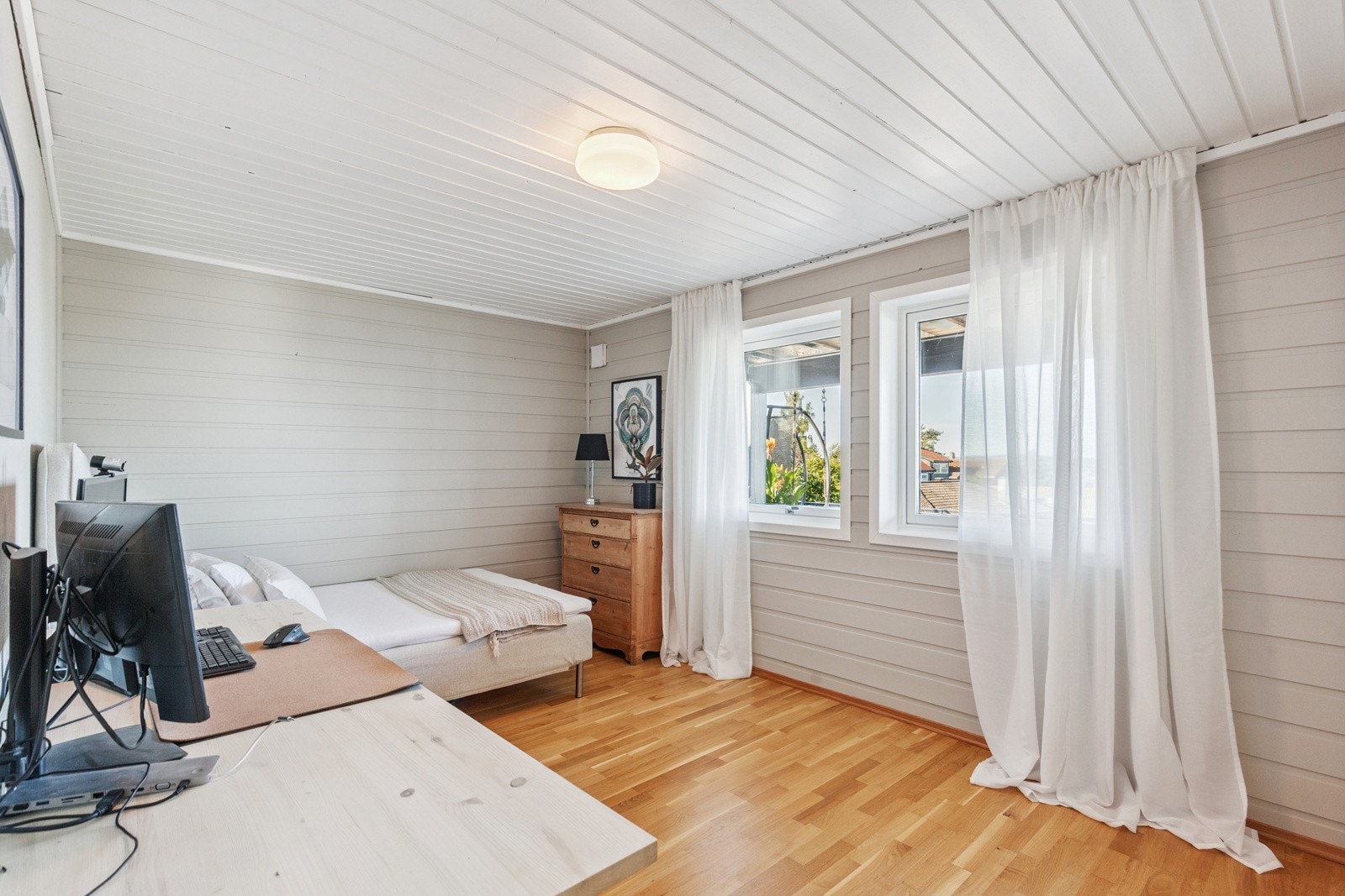 Totalt 5 soverom gir god plass for en stor familie med dine, mine og våre barn. 3 av soverommene er i 1 etg og alle har godt med garderobeskap. Galleribilde