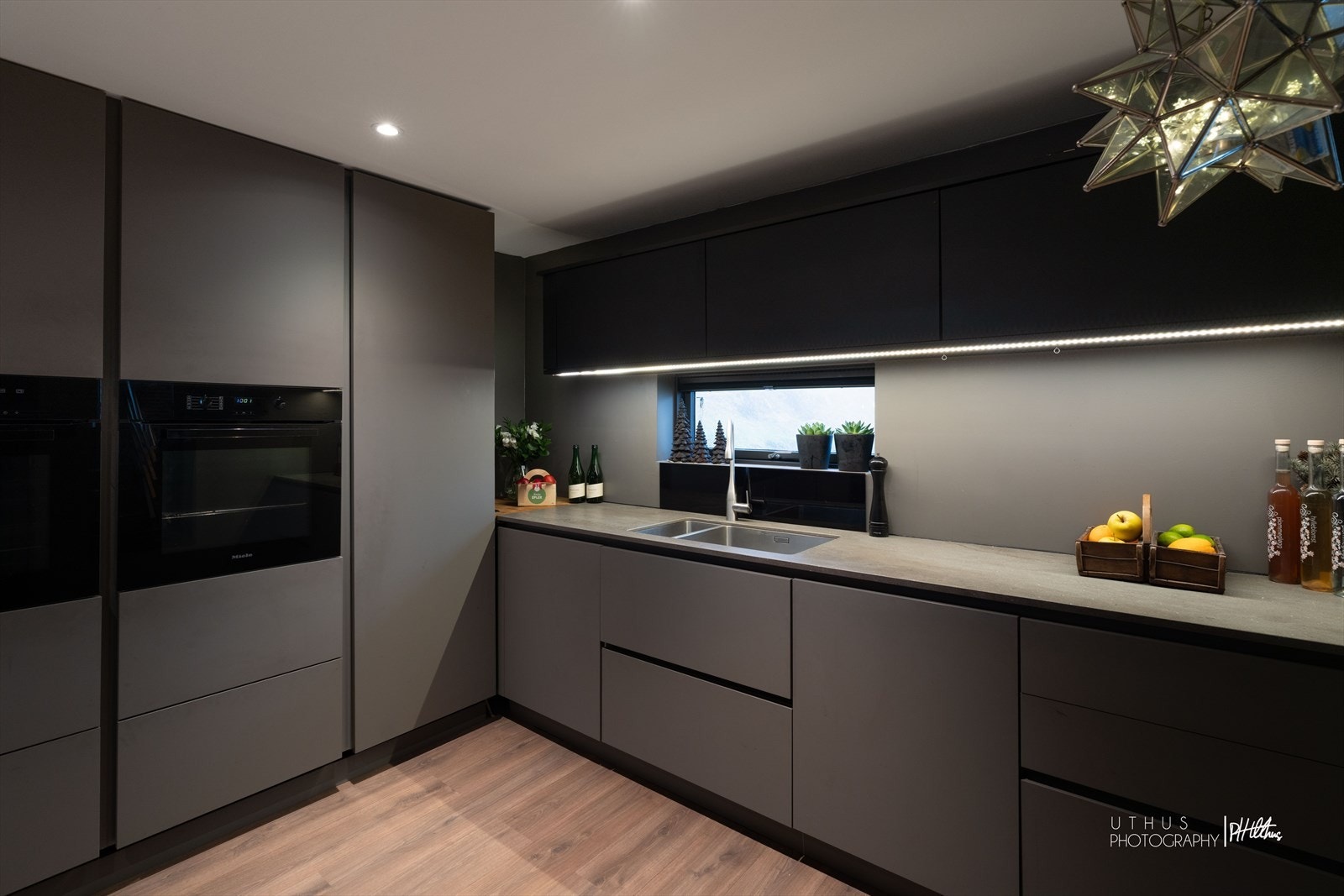 Integrerte hvitevarer som Miele induksjon platetopp ( 80 cm), to stekeovner (Miele), oppvaskmaskin samt hel kjøleskap og helt fryseskap. Galleribilde