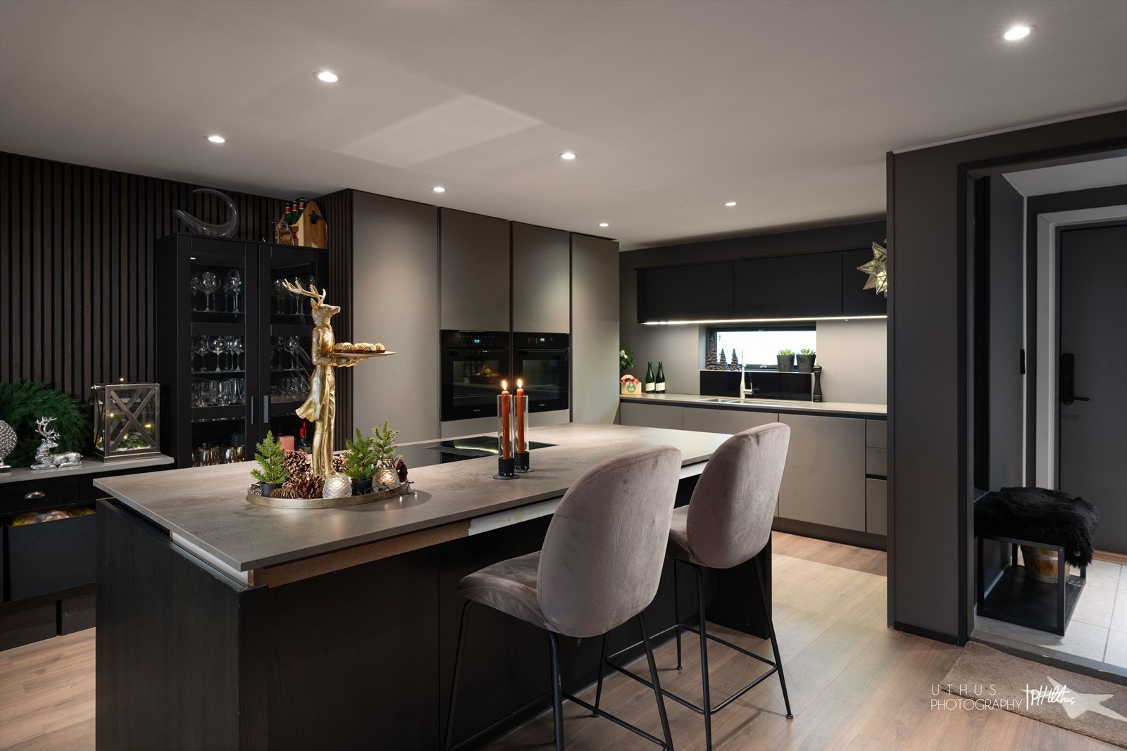 Stor kjøkkenøy med godt av skapplass og skuffer. Galleribilde