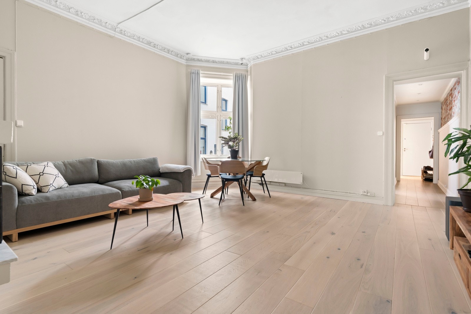 De store vindusflatene slipper inn rikelig med naturlig lys, og sammen med takhøyden på ca. 3,12 meter bidrar dette til en luftig og romslig opplevelse. Galleribilde