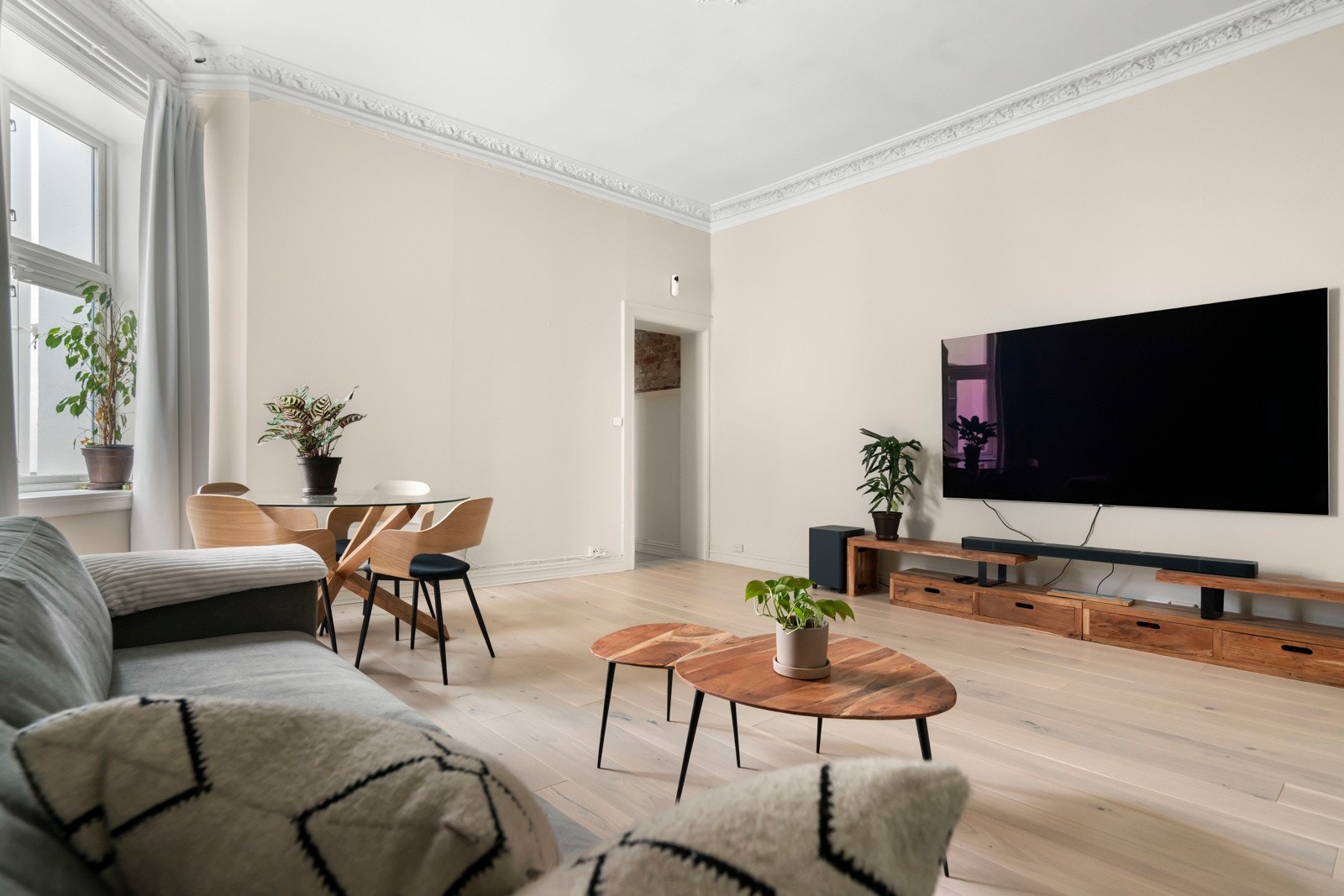 Leiligheten har store og luftige rom som gir en gjennomgående god romfølelse. I tillegg bys det på hybel med egen inngang. Galleribilde