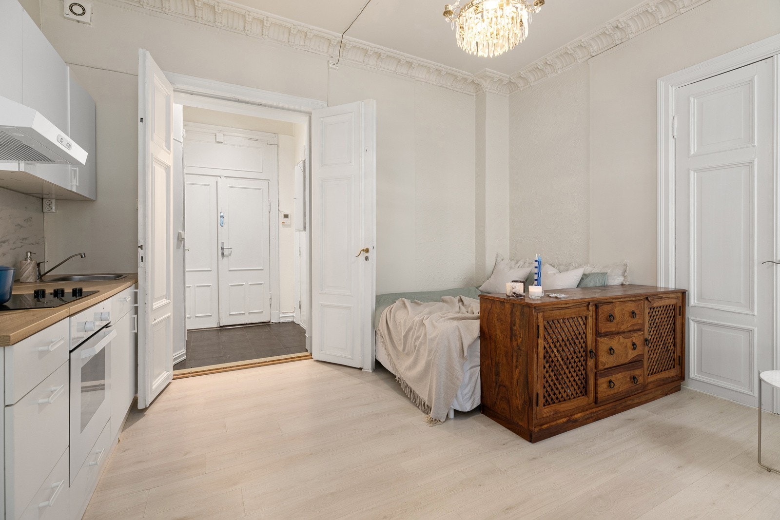 Bilde fra tidligere annonse som viser hybelen med åpne dobbel fløydører. Galleribilde