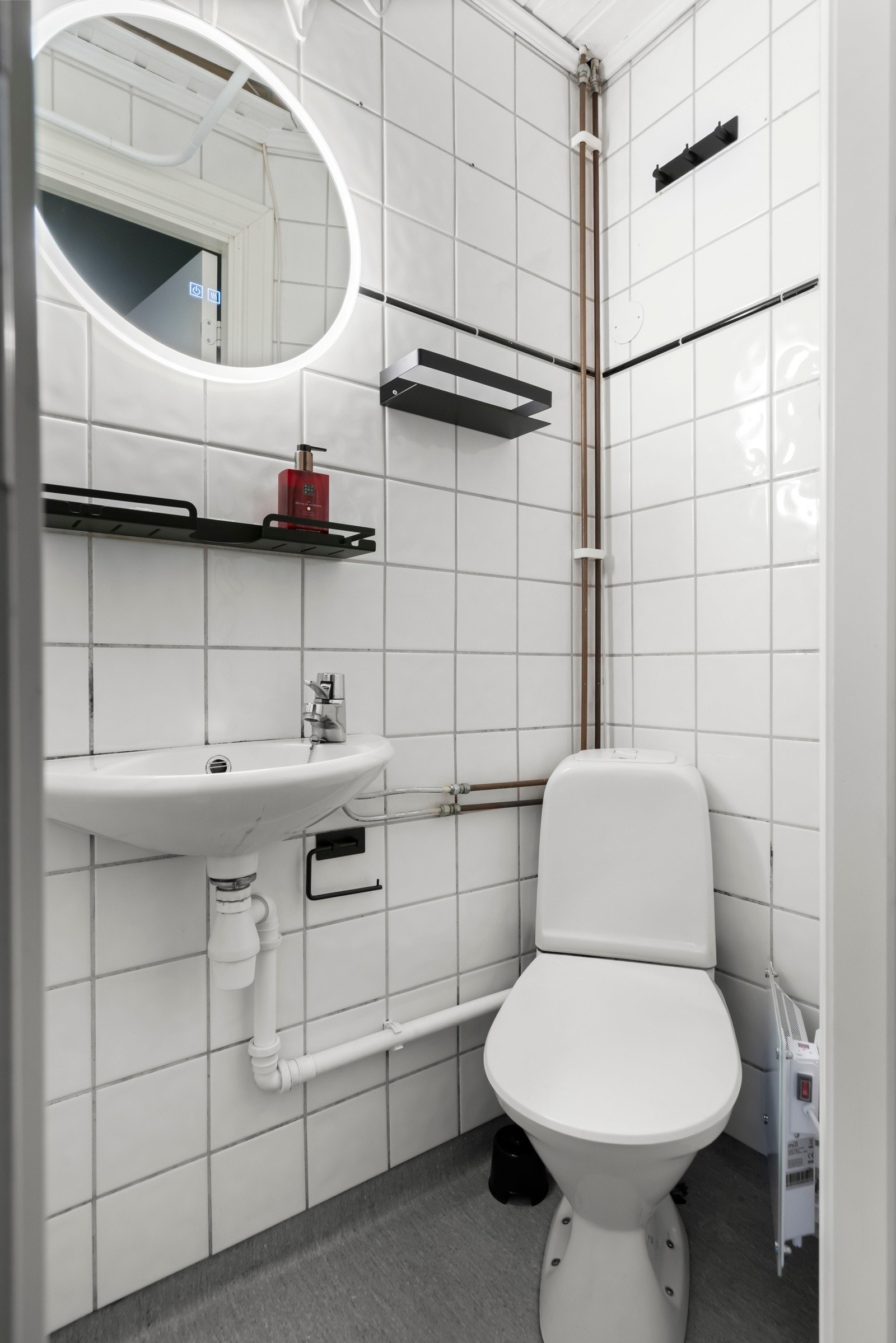 Hybelens bad byr på toalett, servant med speil over og dusjhjørne. Galleribilde