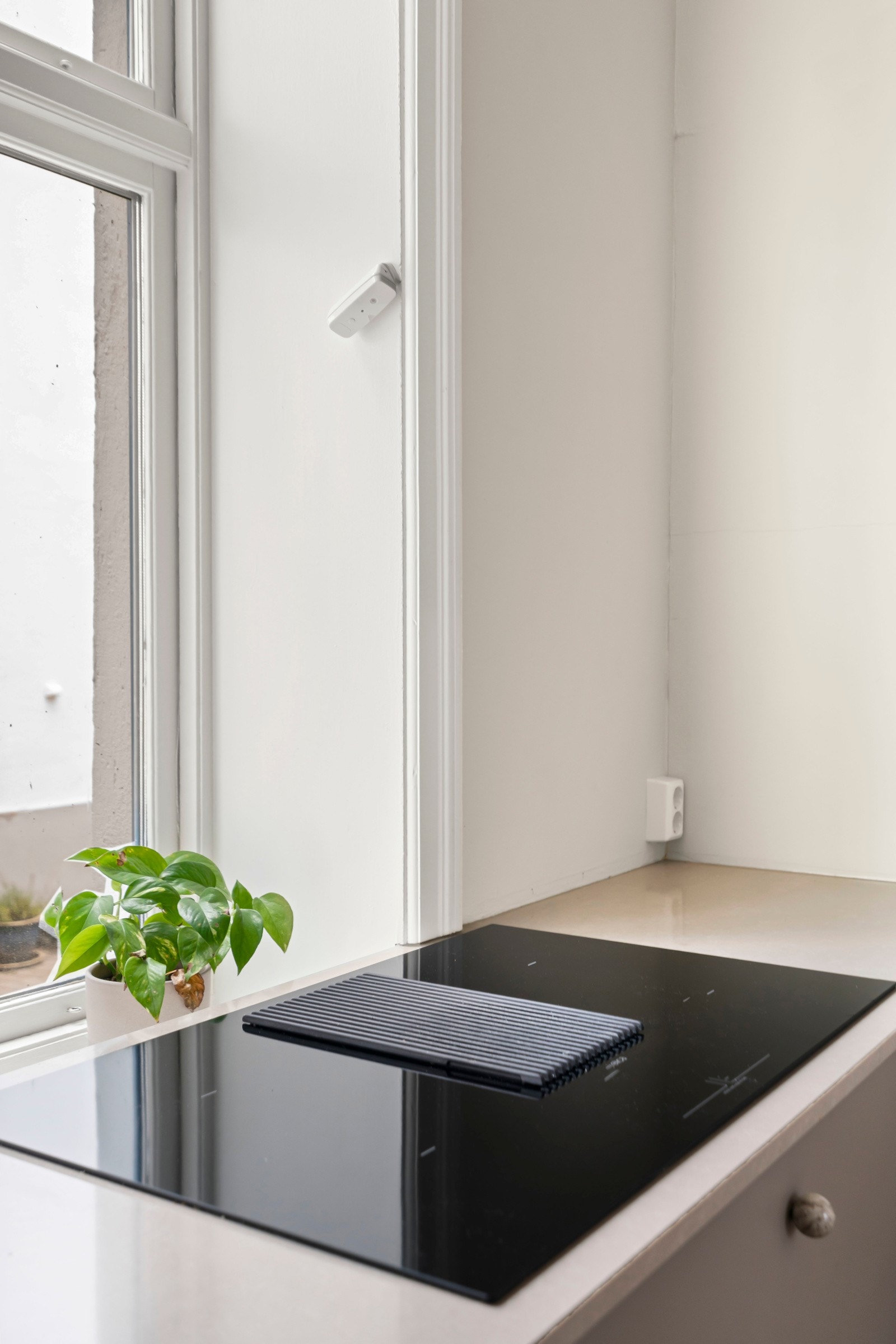 Her er det store arbeidsflater til matlaging. Innredningen byr på glatte, folierte fronter og benkeplate i slitesterk komposittstein. Galleribilde