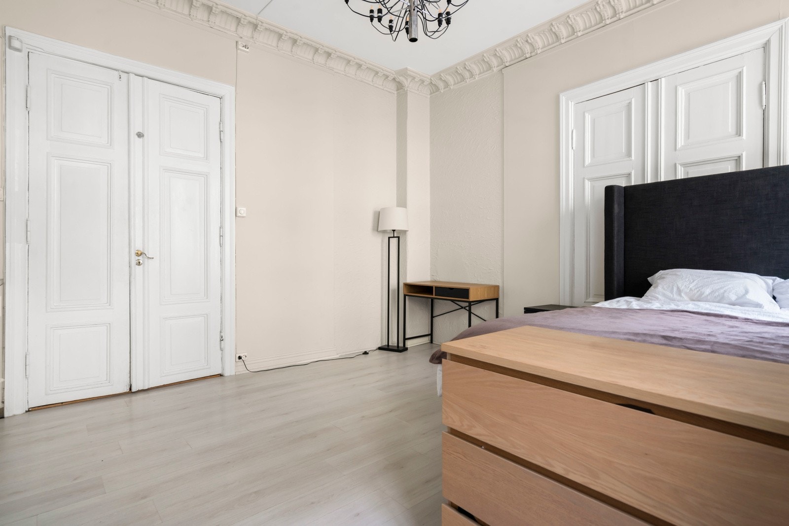 Hybelen inneholder en romslig stue som er meget tiltalende, med store vindusflater som gir gode lysforhold. Galleribilde