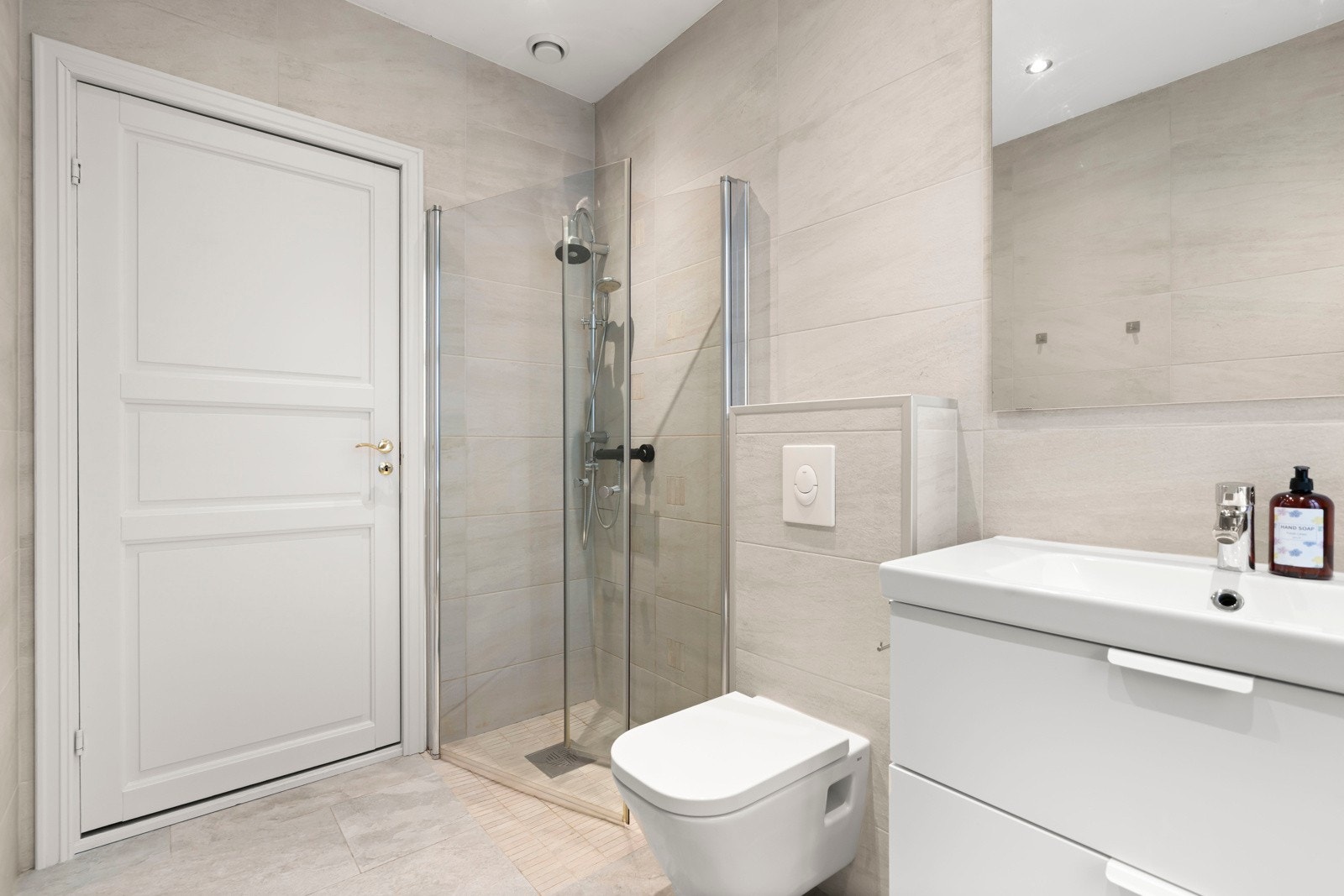 Leiligheten disponerer eget, praktisk vaskerom i kjeller med opplegg forr vaskemaskin og tørketrommel. Galleribilde