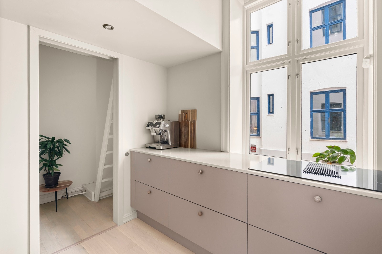 Ved kjøkkenet disponerer leiligheten et kontor med hems. Galleribilde