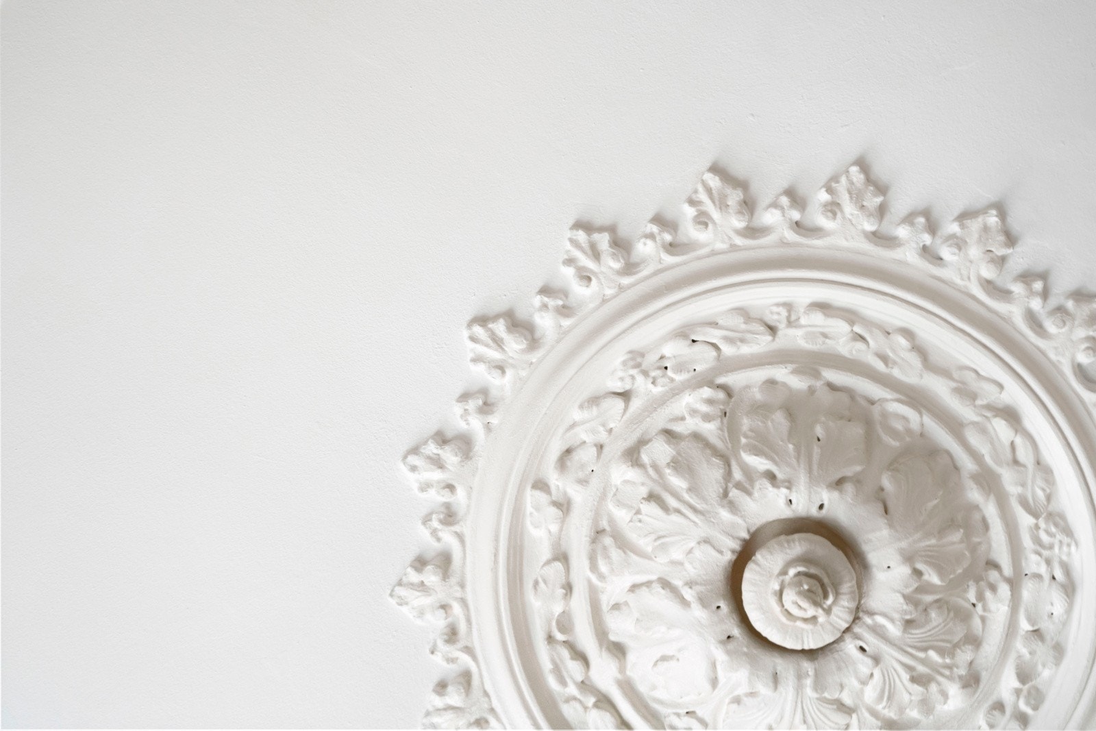 Klassiske elementer som stukkatur, takrosett og peis gir hjemmet et klassisk preg. Galleribilde