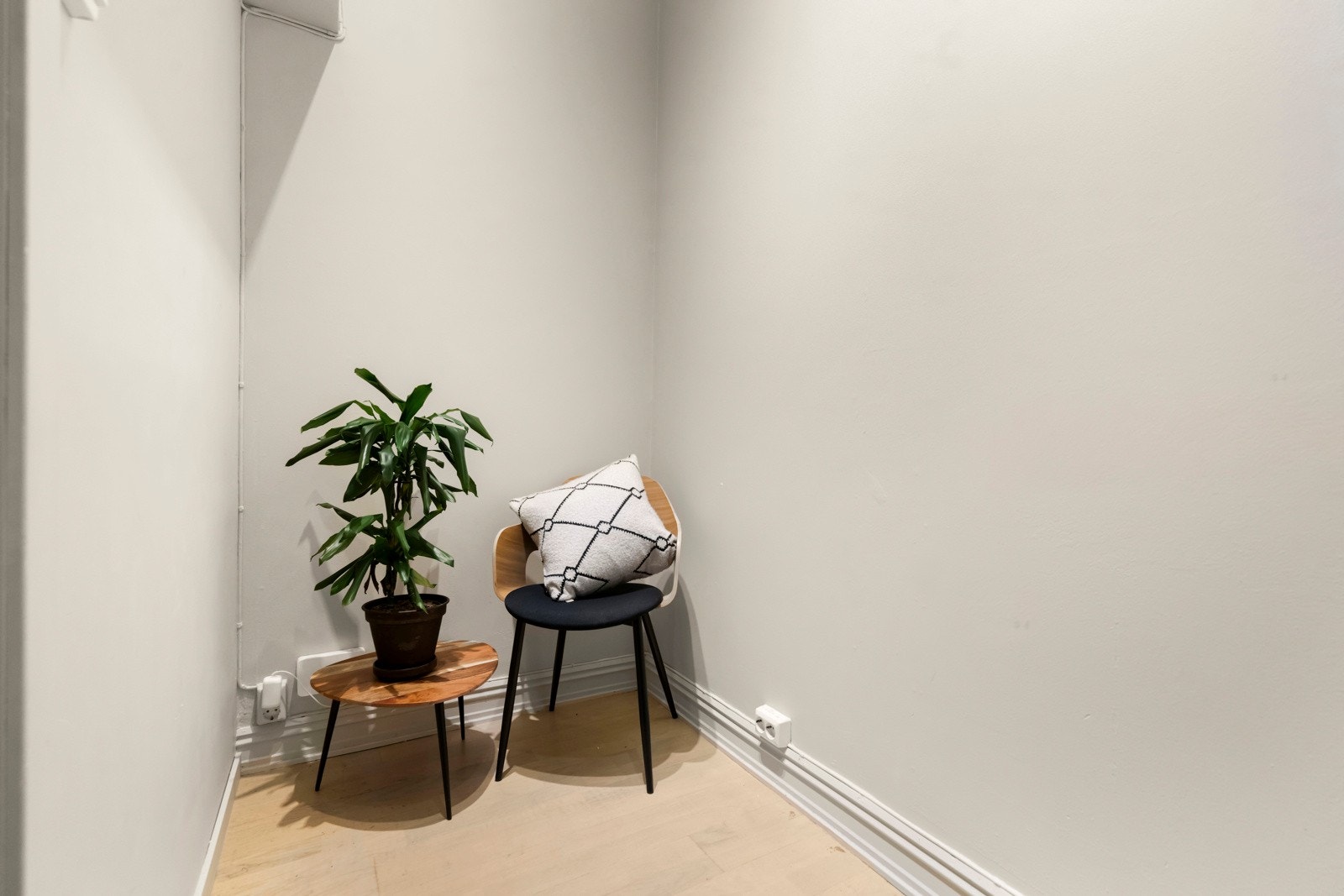 Dette rommet kan benyttes til alt etter behov, men er i dag brukt som hjemmekontor, og hems med soveplass for gjester. Galleribilde