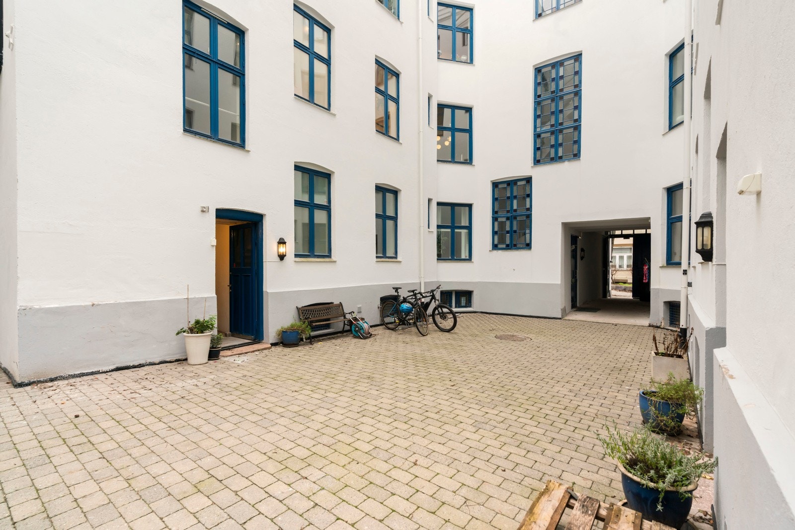 Leiligheten vender mot indre gårdsrom som gir en tilbaketrukket og rolig tilværelse. Galleribilde