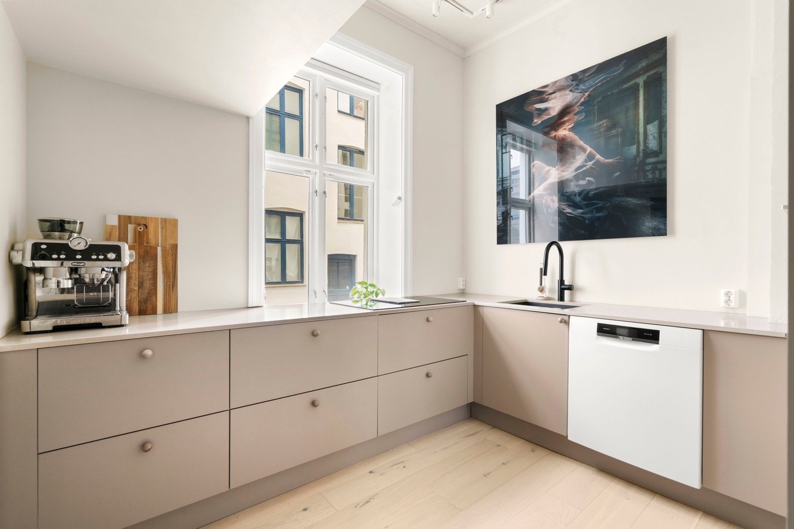 Moderne kjøkkeninnredning fra 2022 med god skap- og benkplass som gir et funksjonelt preg. Galleribilde