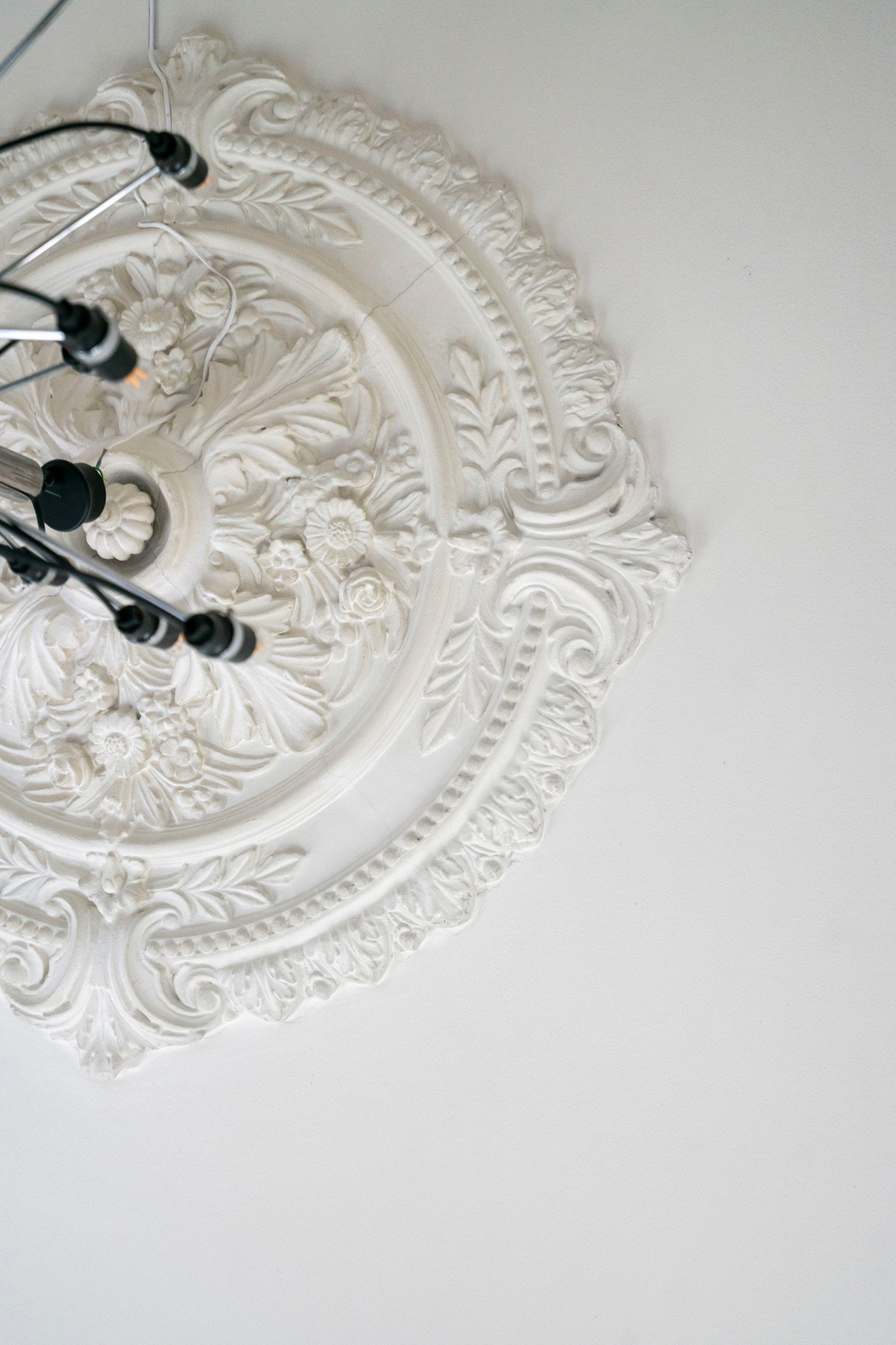 Klassisk takrosett i hybel. Galleribilde