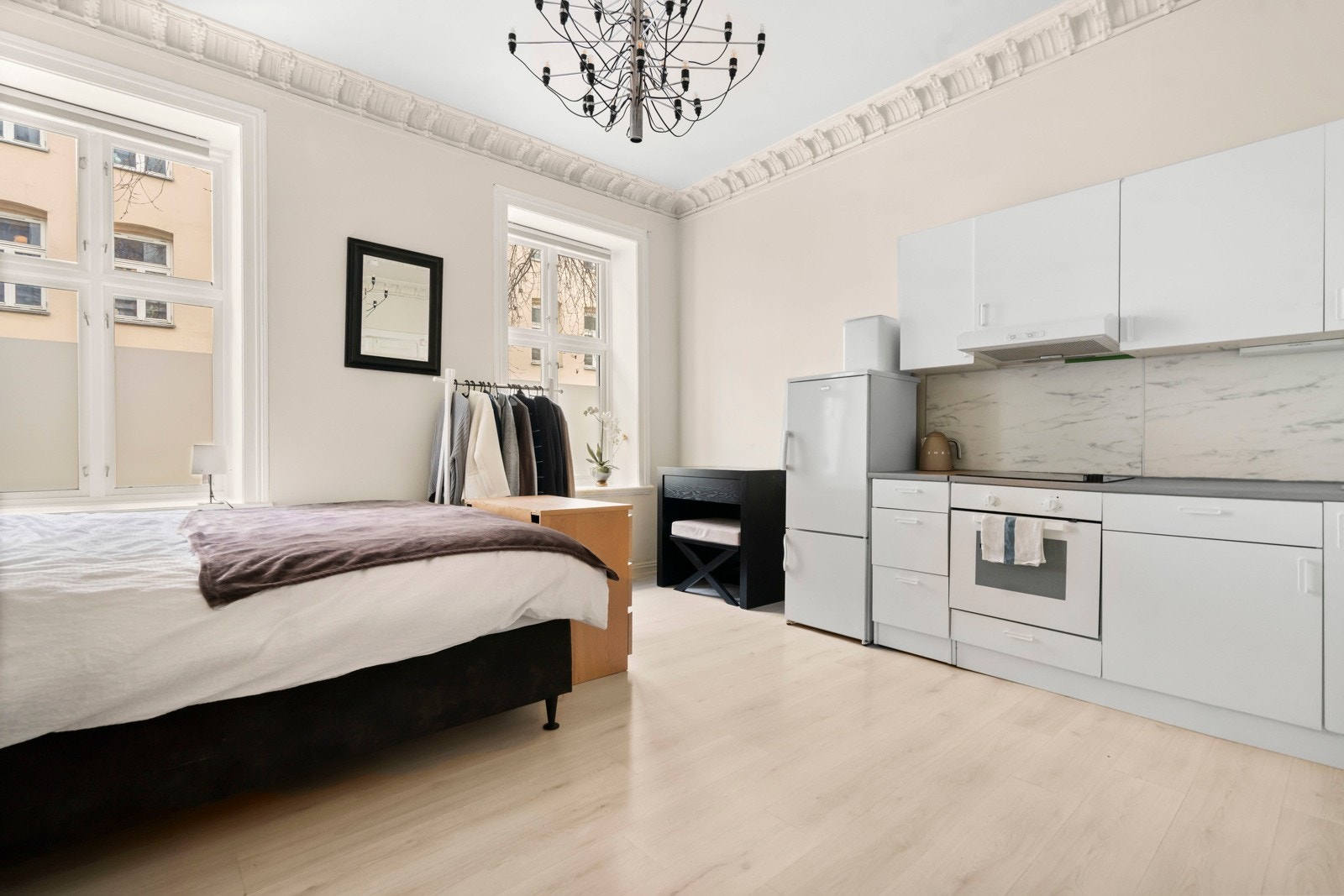 Hybelen har egen inngang, og det er dør-calling til begge enheter. Vegg mellom hoveddel og hybeldel har blitt lydisolert. Galleribilde