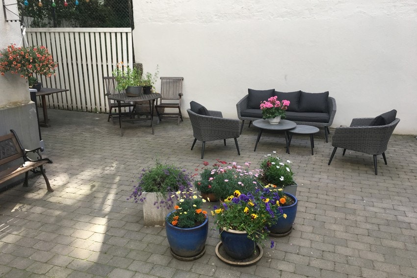 Sameiet disponerer en bakgård med sittegrupper - perfekt for sosiale sammenkomster! Galleribilde