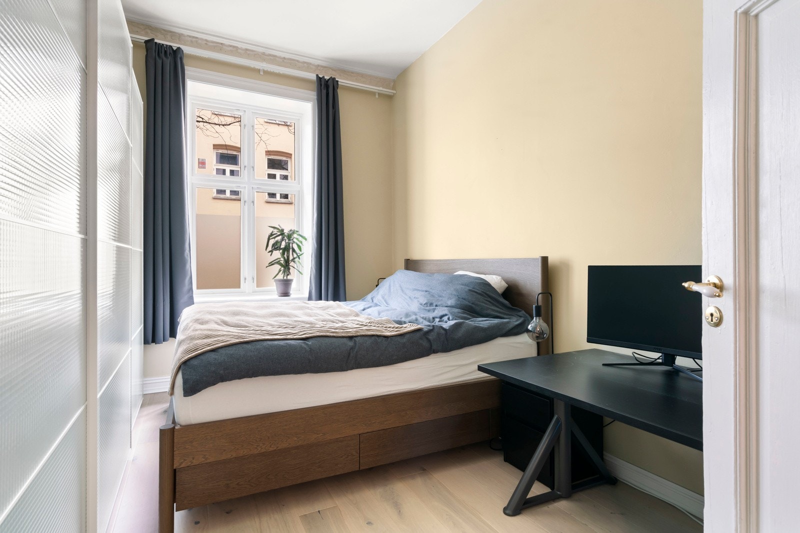 Meget innbydende hovedsoverom med god plass til stor dobbeltseng med tilhørende nattbord. Galleribilde