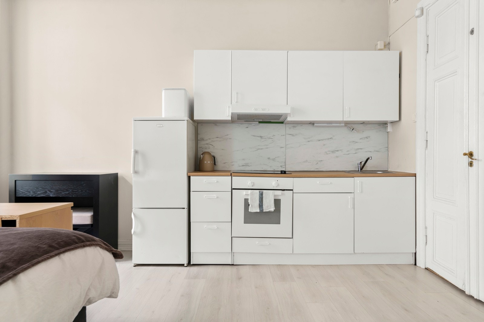 Det er plass til både spisebord, sofa, seng, garderobe. skrivebord og annet møblement. Åpen løsning til kjøkkeninnredning fra 2020. Galleribilde