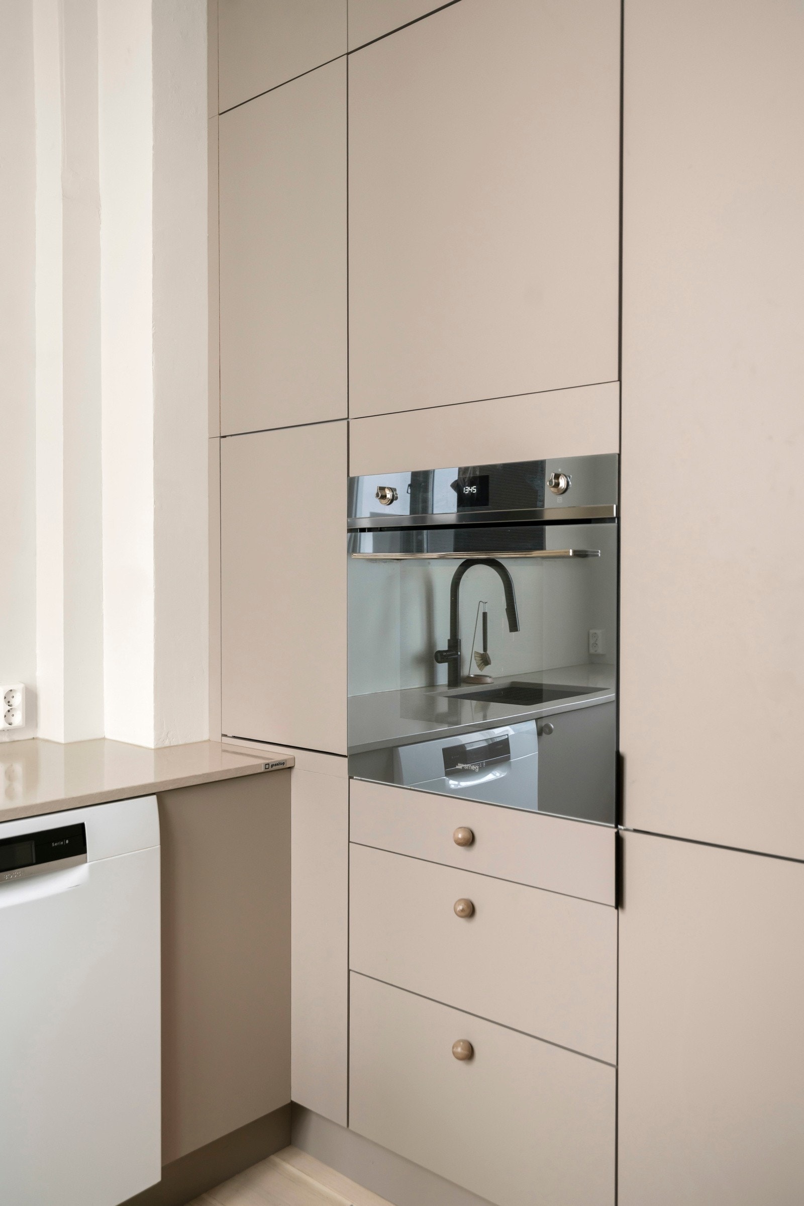 Kjøkkenet har opplegg for platetopp, oppvaskmaskin, stekeovn og kombi kjøl/frys. Galleribilde