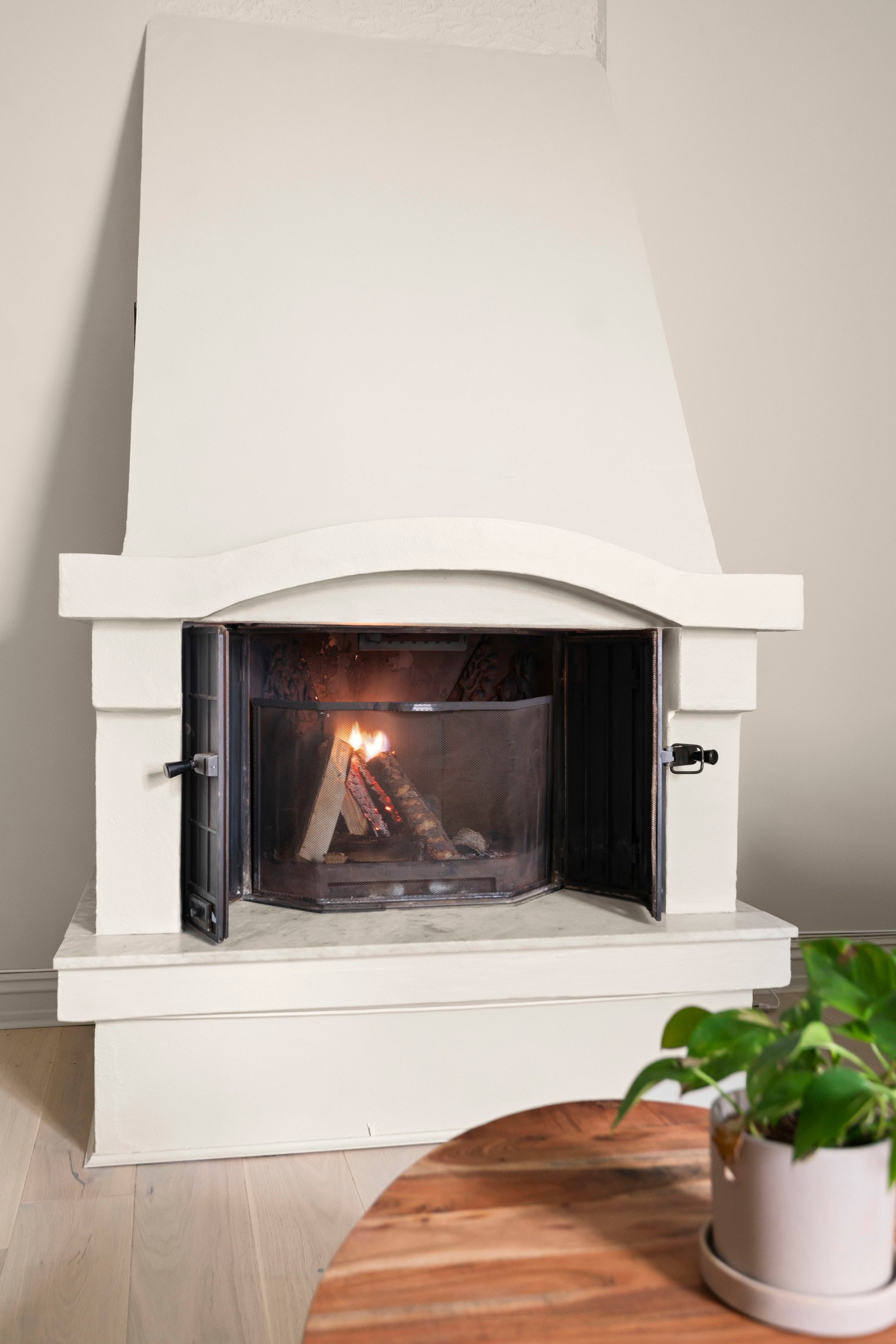 Peisen tilfører rommet en god porsjon med varme og hygge. Galleribilde