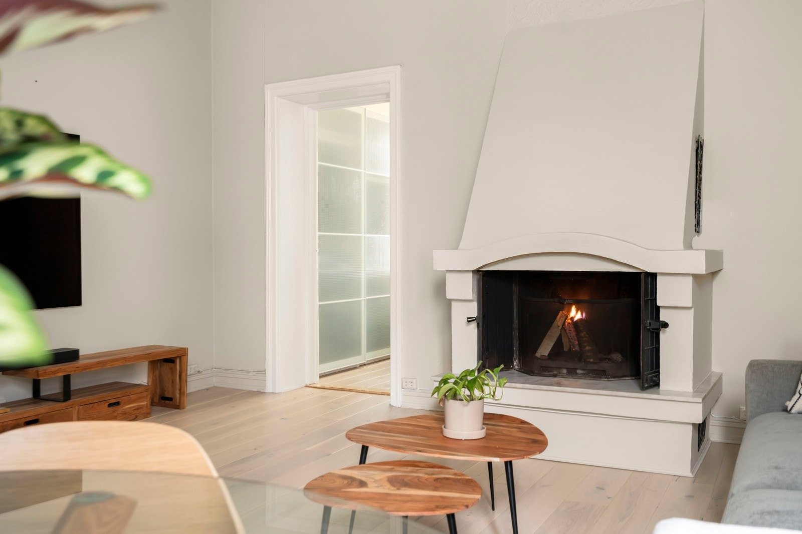 Fra stuen har du enkel tilgang til leilighetens hovedsoverom. Galleribilde