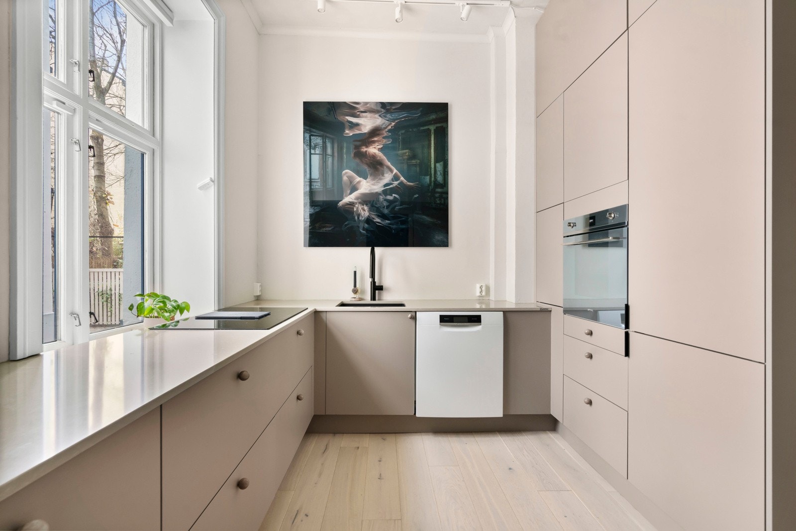 Leiligheten byr på en gjennomført og moderne standard etter omfattende oppgraderinger i 2022. Galleribilde