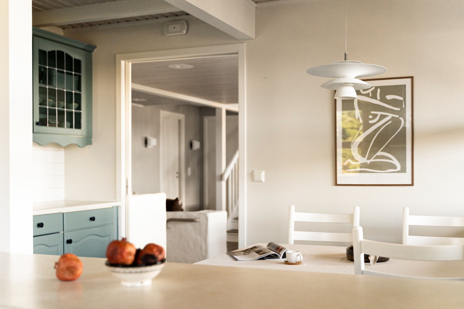 Skyvedør gjør det mulig å lukke av kjøkkenet under tilberedning. Galleribilde