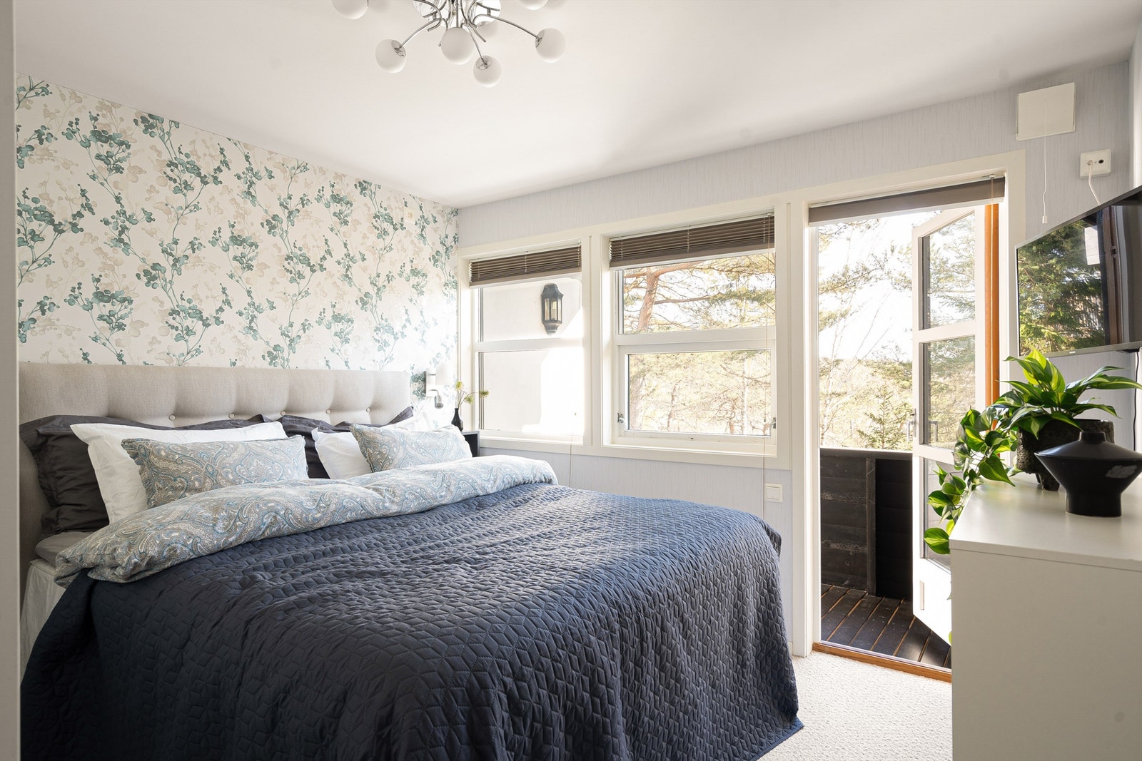 I første etasje inngår det naturlige hovedsoverommet, med tilknyttet balkong. Galleribilde