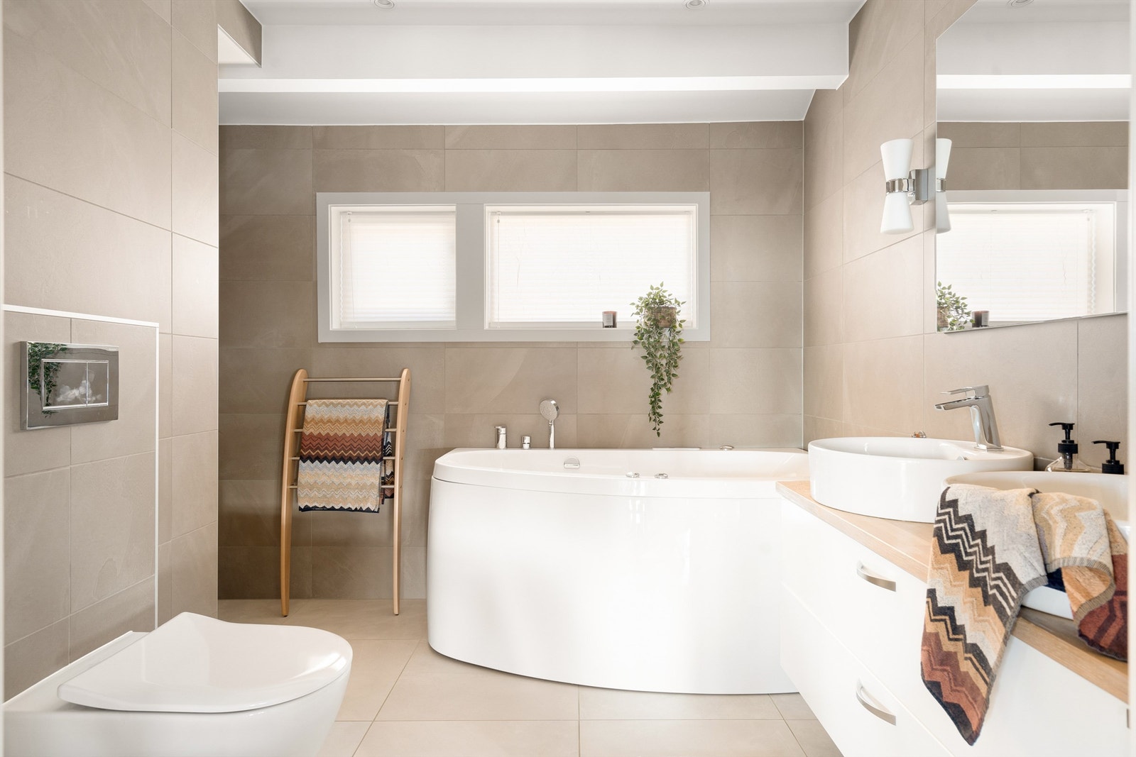 Boligens to bad ble rundt 2017/2018 renovert av innleid fagpersonell. Dette badet ble samtidig utvidet mot tilstøtende toalettrom. Galleribilde