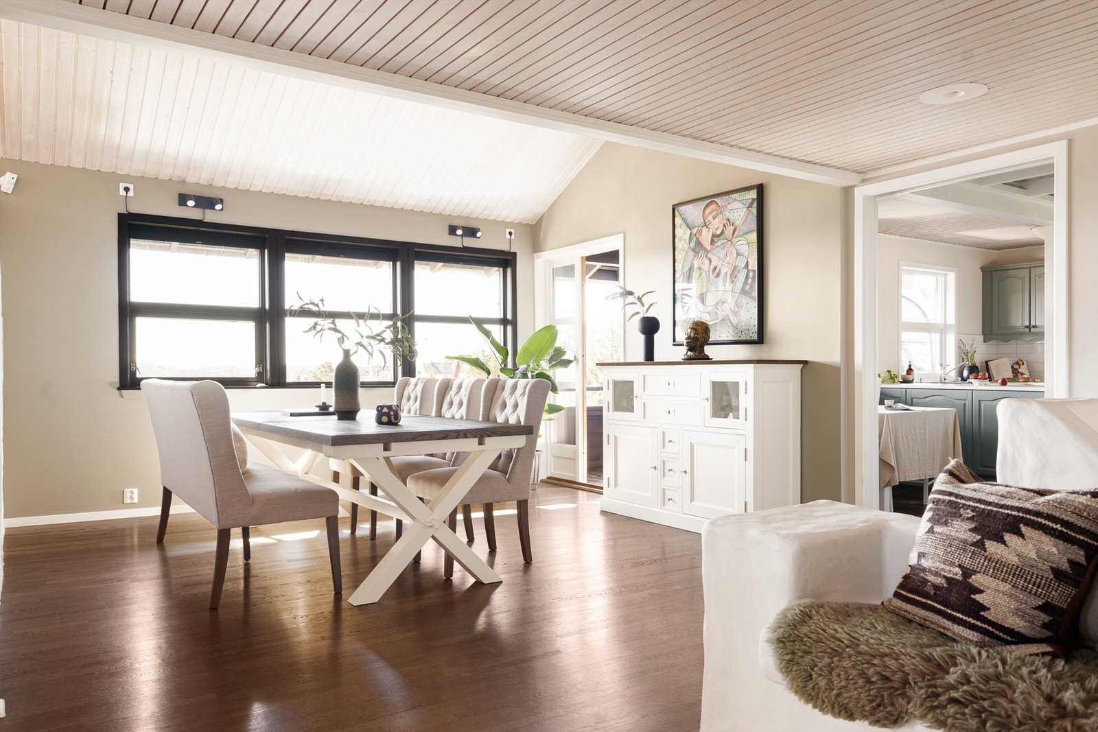 Spisestuen har naturlig tilknytning til kjøkkenet og rom for et langstrakt spisegruppe. Galleribilde