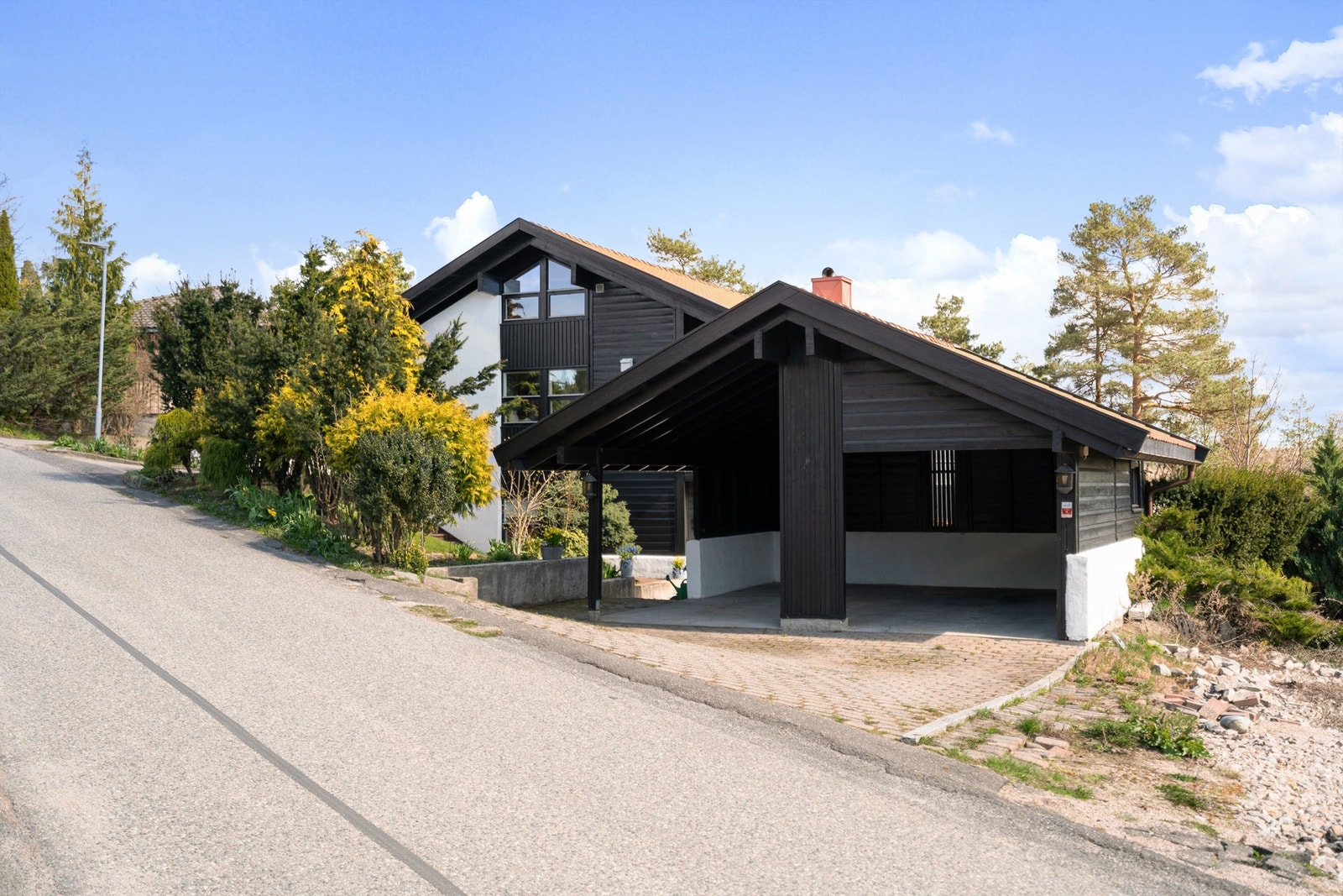 Passasje leder direkte mellom underetasjens entré og den doble carporten. Galleribilde