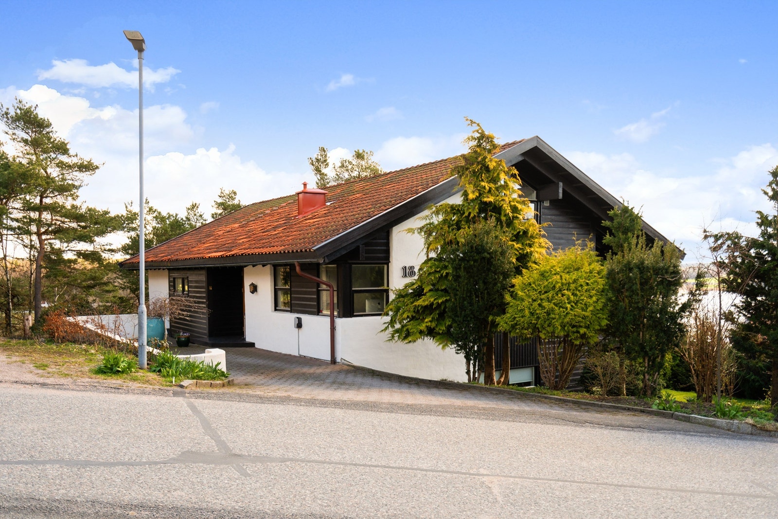 Utenom carporten er det biloppstillingsmuligheter også foran entreen i første etasje. Billader er montert på husveggen. Galleribilde