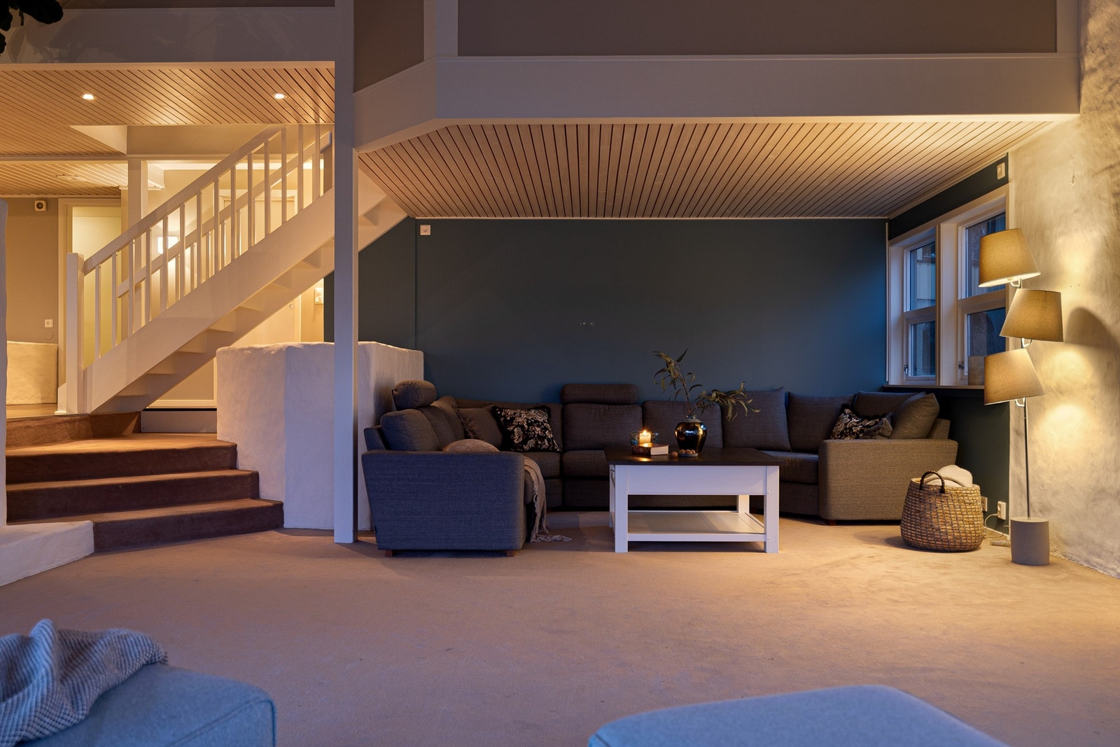 Himlinger med luftige høyder kombinert med et areal på over 40 kvm. gir stuen stort volum. Galleribilde