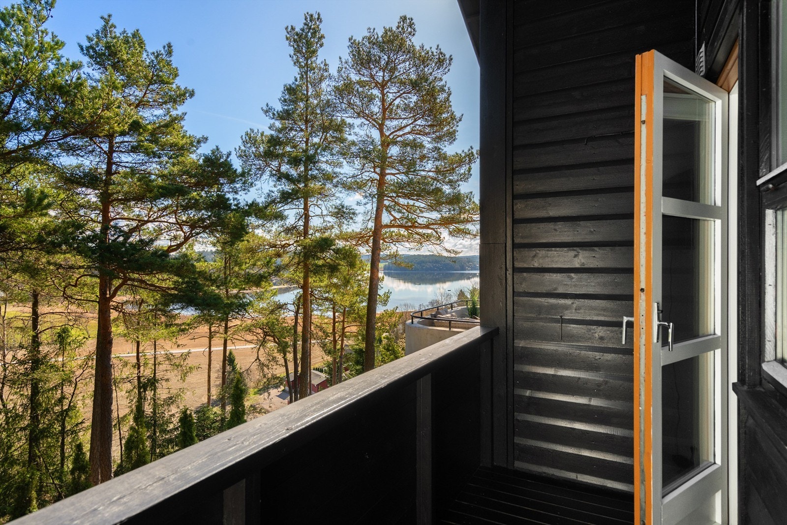 Hovedsoverommets balkong byr på både morgensol og vakker utsikt. Galleribilde