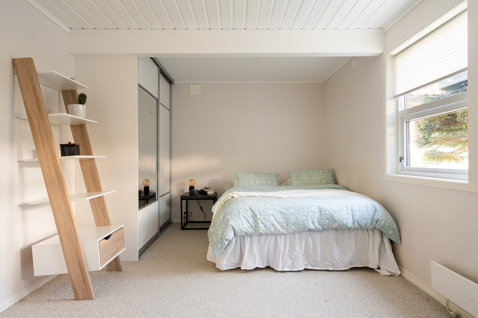 Dette store soverommet er byggemeldt som to mindre á ca. 9 kvm. som er mulig å re-etablere ved ønske eller behov. Galleribilde