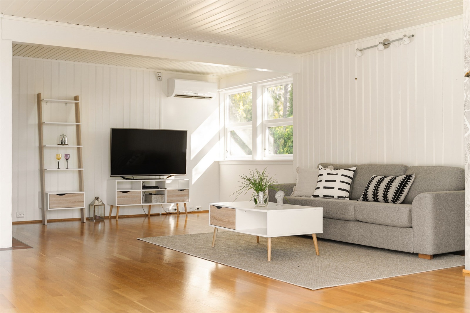 Også i kjellerstuen er luft-luft varmepumpe installert. Denne er av noe eldre årgang enn i etasjen over, service er imidlertid utført nylig. Galleribilde