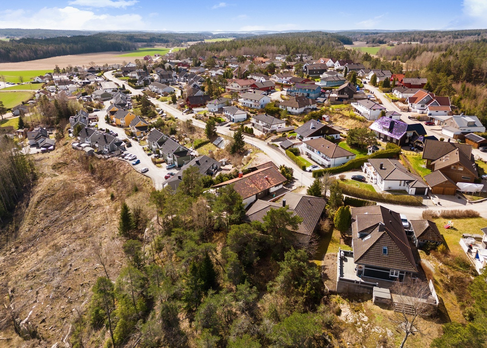 Ved vannet nedenfor feltet er det tilrettelagt et felles aktivitetsområde for beboerne med blant annet lekeplass, kunstgressbane og badebrygge. Galleribilde
