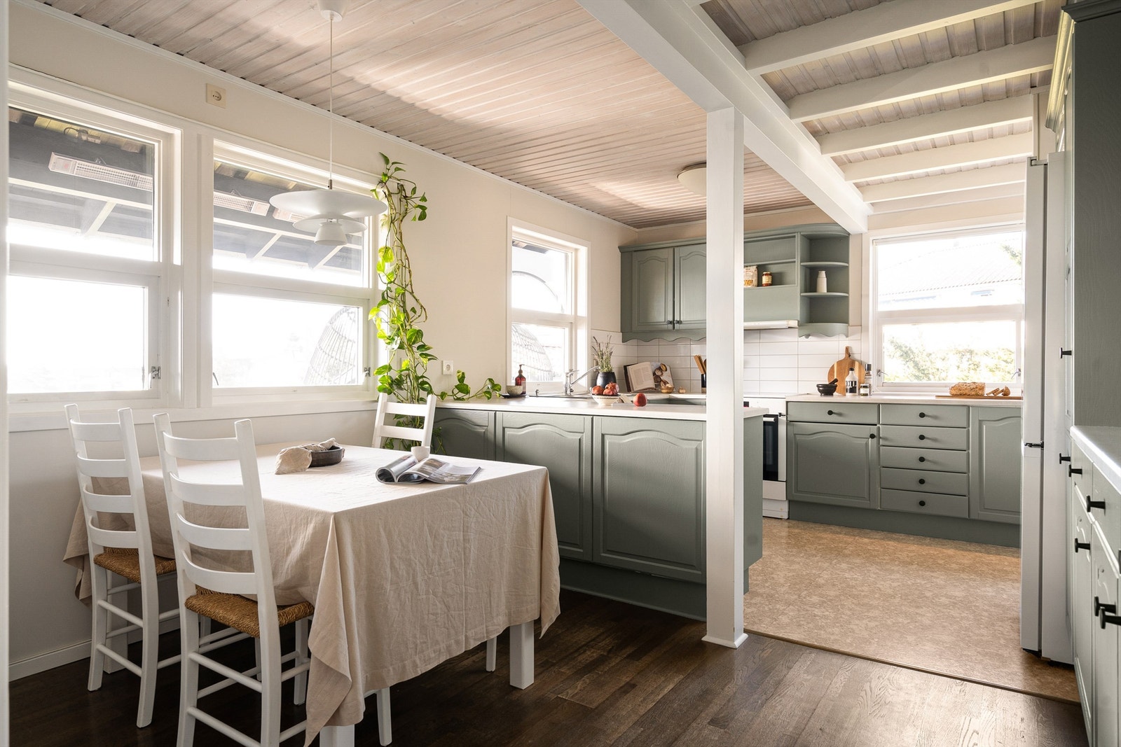 I kjøkkenet får familien et rom for både tilberedning og hverdagens måltider. Galleribilde