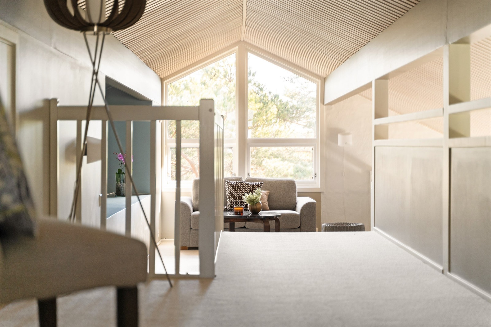 Hemsen er en luftig og tilbaketrukken frisone i høyden over spisestuen. Galleribilde