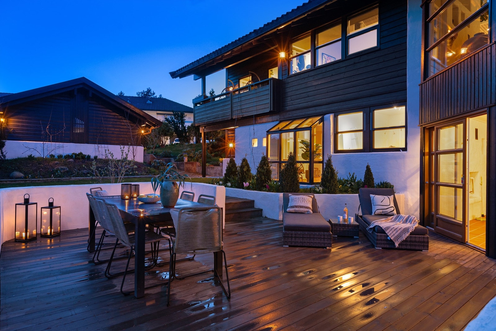 Den romslige terrassen passer perfekt for grillmiddager og gir i tillegg mulighet for større sammenkomster under åpen himmel når været tillater. Galleribilde