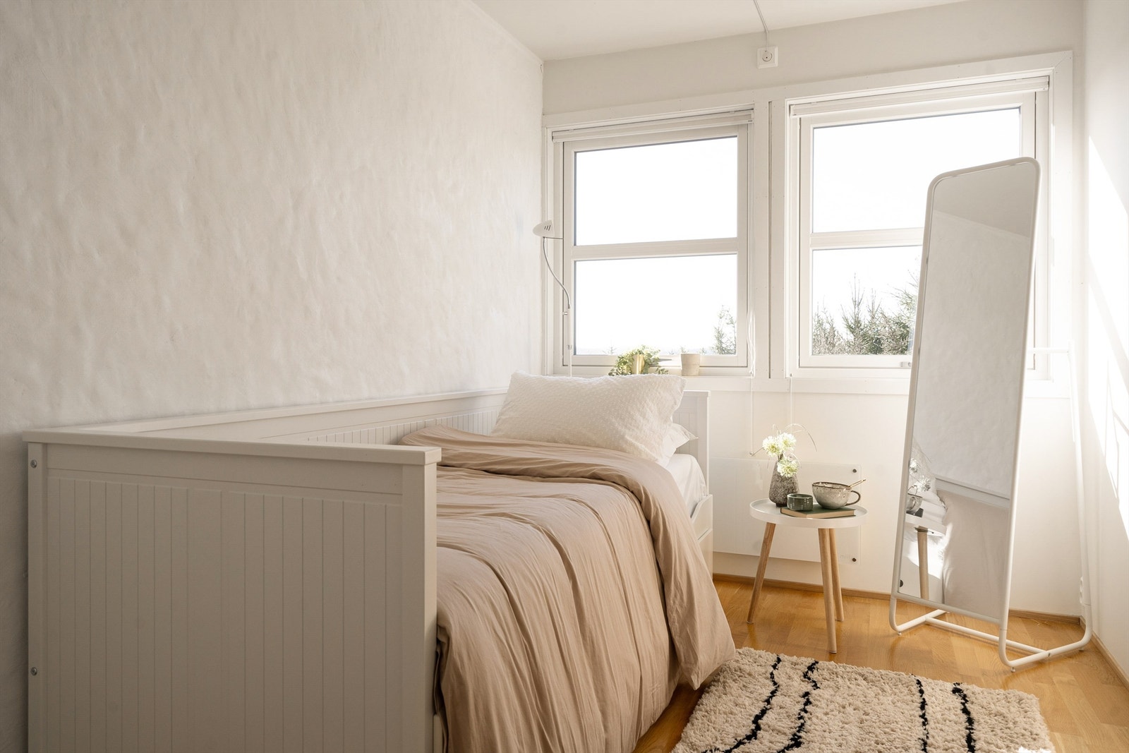 Tre soverom i underetasjen gir familien mulighet til å sove samlet i én etasje, hvilket er spesielt praktisk mens barna er små. Galleribilde