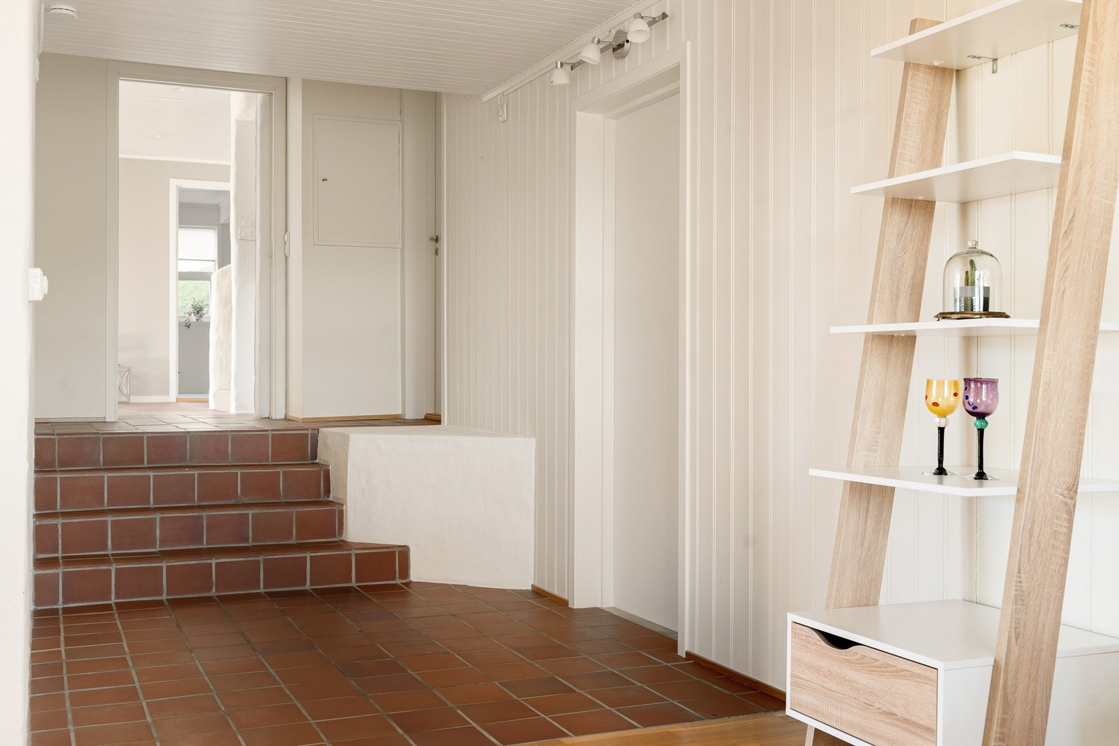 Adkomst rett fra hallen er spesielt praktisk om kjellerstuen benyttes som barnas egen avdeling. Galleribilde