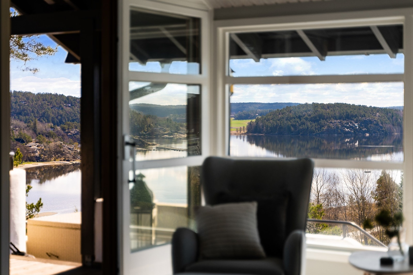 I stuen kan du året gjennom glede deg over flott utsikt mot sjøen i sør. Innsyn er det i praksis ikke. Galleribilde